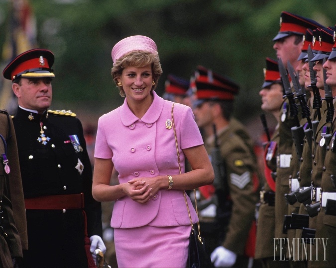 Ružový kostým z roku 1986, ktorý mala Diana na sebe počas oficiálnej návštevy Japonska, navrhla Zandra Rhodes. 