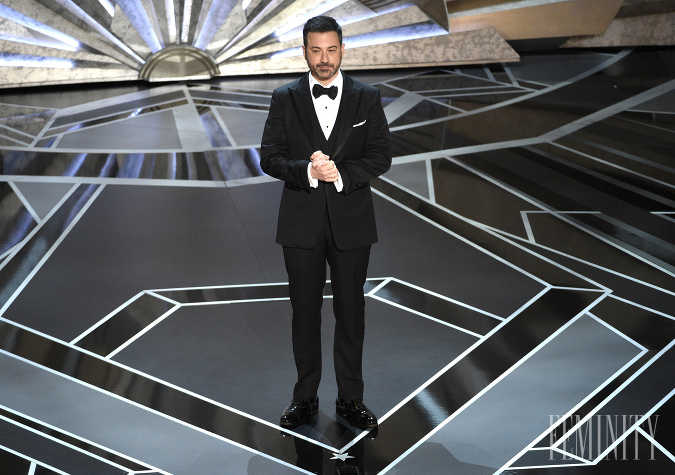 Televízny moderátor Jimmy Kimmel dodržal etiketu a dress code tohto výnimočného večera, ktorý sledoval celý svet