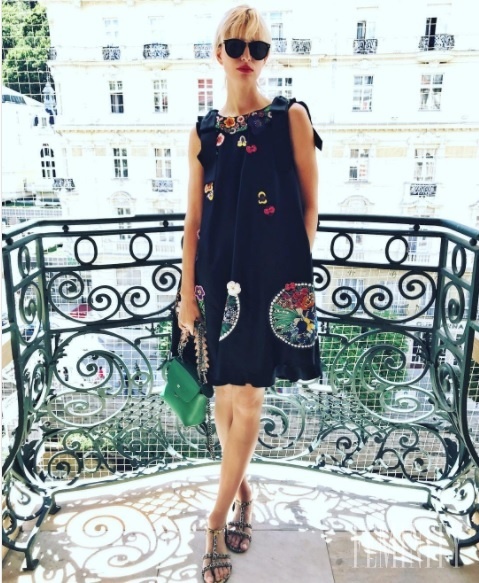 Modelka Karolína Kurková v oversized šatách naozaj zažiarila