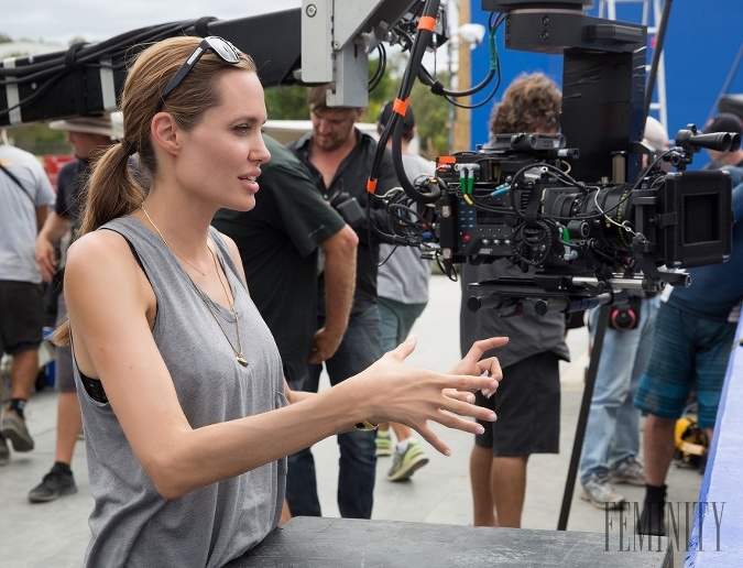 Angelina sa zhostila aj napísania scenára a bola zároveň režisérkou, čo si nevyskúšala po prvýkrát