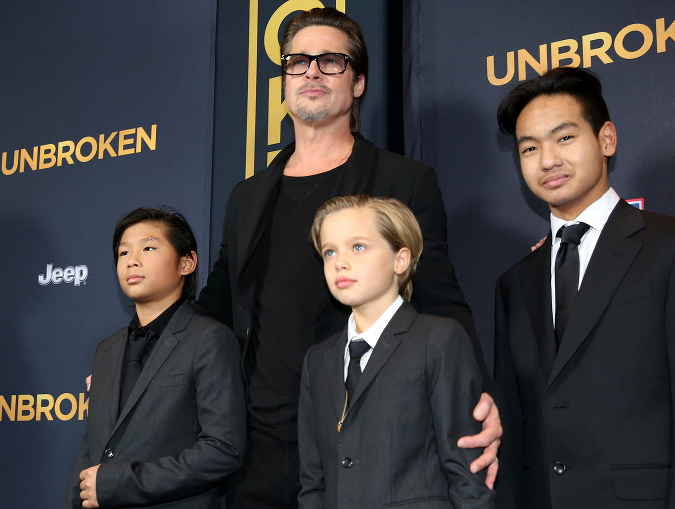 Hrdý otec Brad Pitt obklopený svojimi deťmi