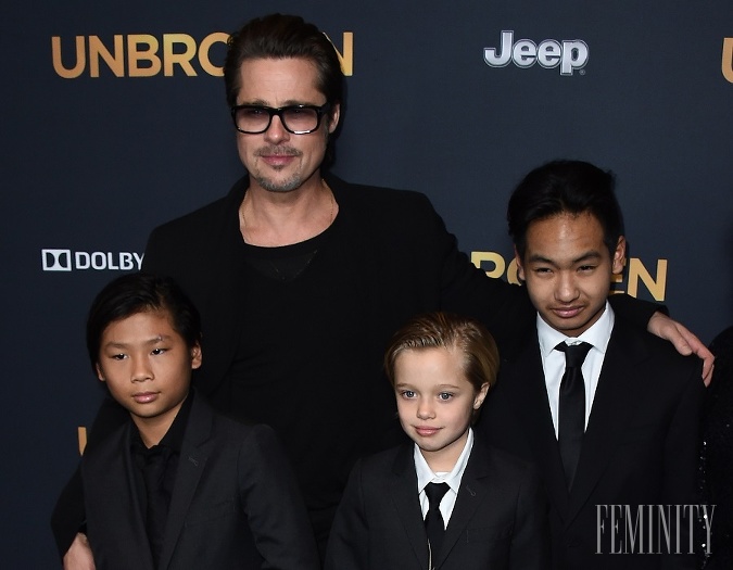 Maddox (vpravo) so súrodencami a adoptívnym otcom Bradom Pittom