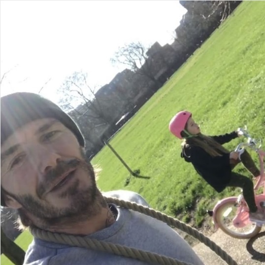 David Beckahm ako hrdý otecko, ktorý naučil svoju dcéru bicyklovať