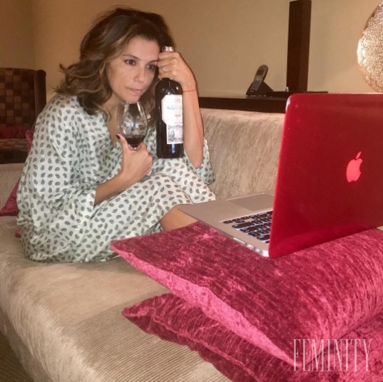 Eva Longoria je tiež normálnou ženou, ktorá svoj večer trávi pozeraním seriálov s vínom v ruke