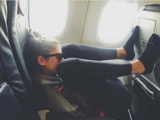 Aj modelka Taylor Hill patrí k bežným smrteľníkom, ktorí nevedia ako spať v lietadle