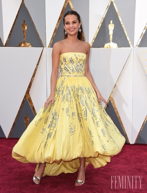 V roku 2016 siahla Alicia po žltej pokreslenej róbe tejto značky, v ktorej vyzerala ako Disneyho princezná Belle 