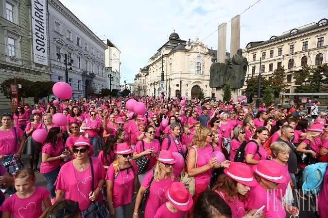 Problematike rakoviny prsníka sa spoločnosť AVON dlhodobo venuje v rámci projektu AVON proti rakovine prsníka a každoročne organizuje ružový pochod
