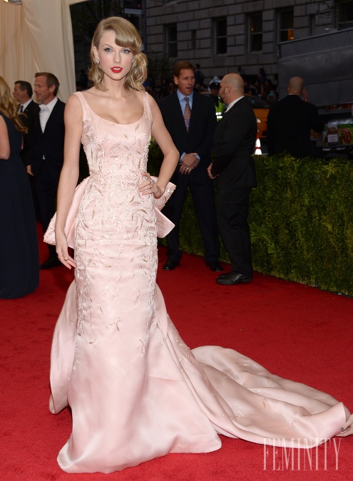 Taylor Swift pôsobila ako bábika v róbe od Oscar de la Renta