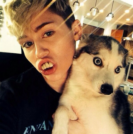 Miley Cyrus a jej zubná protéza