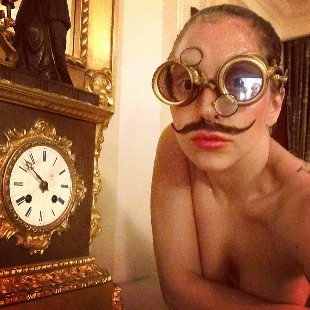 Lady Gaga často zavesí veľmi zvláštne fotografie