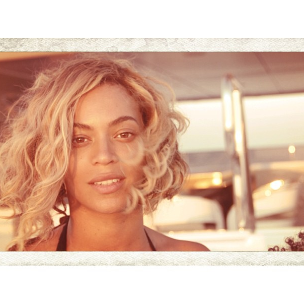 Beyoncé s krátkymi vlasmi a v úplnej prirodzenosti vyzerá stále atraktívne a božsky