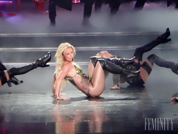 Počas svojej pravidelnej šou vo Vegas predvádza Britney Spears skvelú kondičku