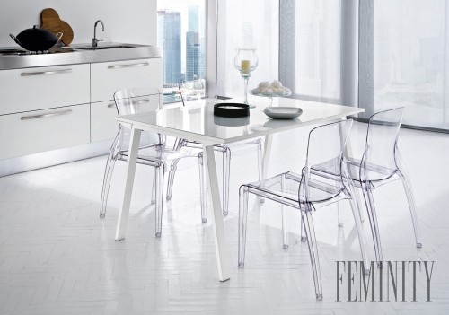 Transparentné stoličky a stôl opticky šetria miesto a dodávajú istú dávku sofistikovanosti