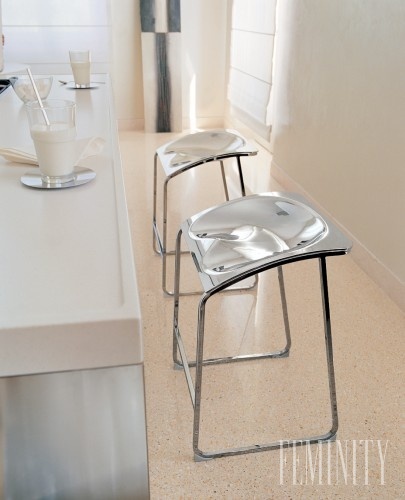Barové stoličky môžu byť aj nižšie a sú doslova vychytávkami v byte