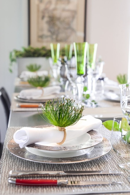 Estetické predmety, doplnky a detaily na vašom sviatočnom stole by sa zaručene mali spájať so živou zeleňou