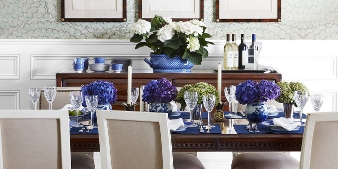 Modré kvetiny či vázy sú ideálnou voľbou v jedálni 