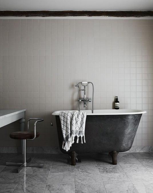 Kúpeľňa v jednoduchom štýle s použitím šedých dtieňov
