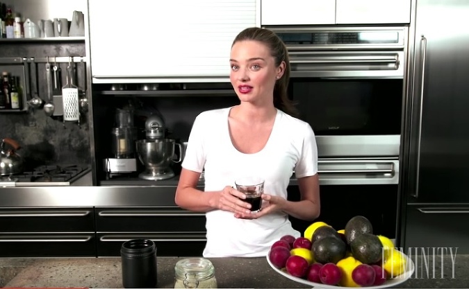 Modelka Miranda Kerr má kuchyňu v metalických odleskoch