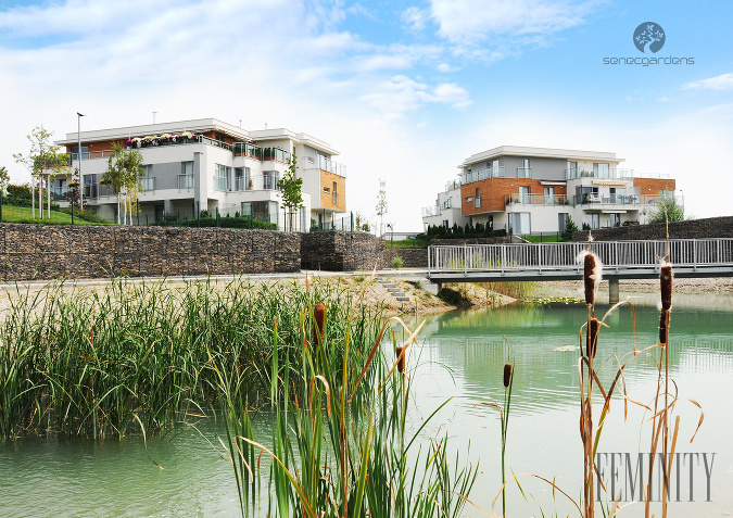 Trojpodlažné exkluzívnejšie bytové domy sú v blízkosti jazierka s promenádou, mostíkom, fontánou a vodopádom