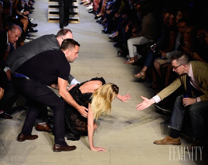 Nepríjemný pád Candice Swanepoel na Givenchy S/S 2016 počas NYFW
