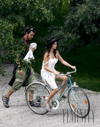 Romantická Penélope Cruz na starom bicykli
