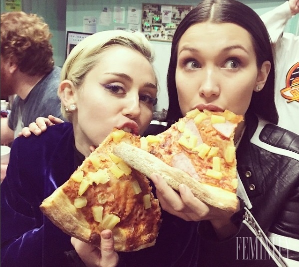 Bella a speváčka Miley Cyrus milujú pizzu