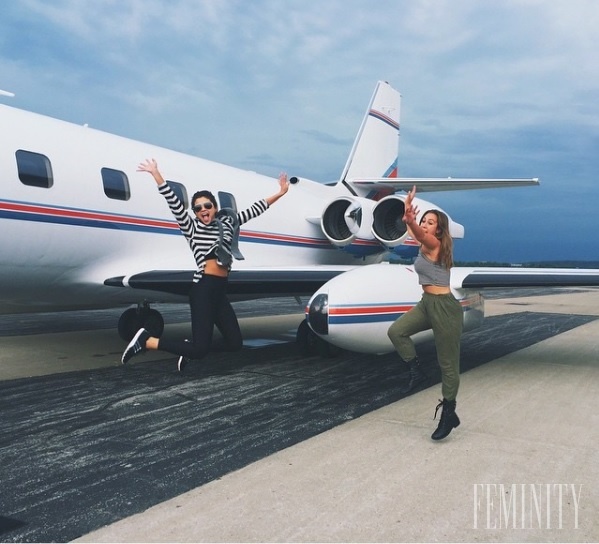 Selena Gomez pred nástupom do lietadla