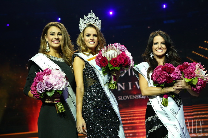 Miss Universe 2016 Zuzana Kollárova (v strede), prvá vicemiss Karolína Miková (vľavo) a druhá vicemiss Kristína Šulová