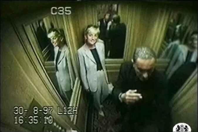 Lady Di s Dodim Fayedom vo výťahu parížskeho hotela Ritz