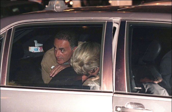 Lady Diana a Dodi Fayed v osudnú noc pred parížskym hotelom Ritz