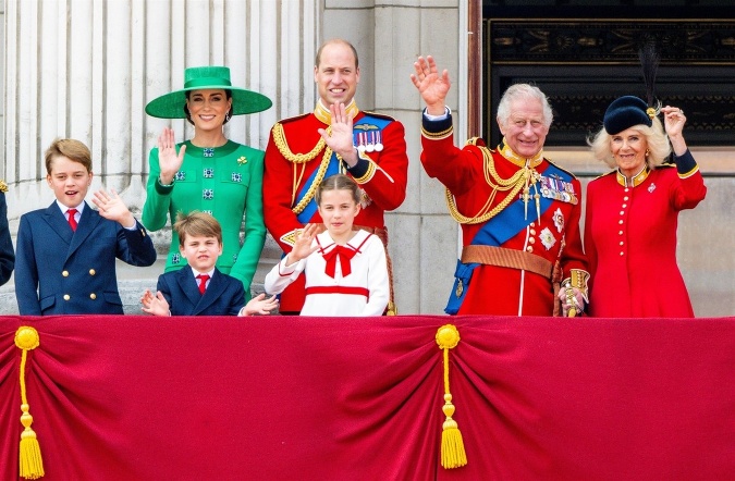 Len čo sa ujal trónu Williamov otec Charles, ktorý Británii vládne ako Karol III., William mal automaticky bližšie ku korune
