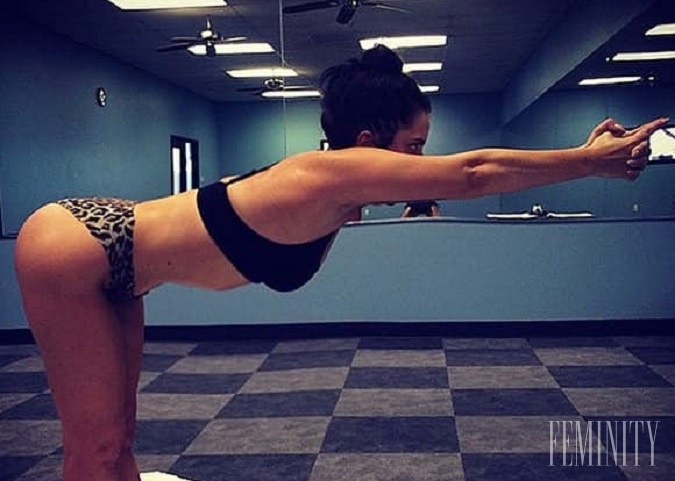 Na instagramovej fotografii Lady Gagy, ktorá ju zachytáva pri cvičení, tiež niečo nesedí. Fotografia je mierne zdeformovaná