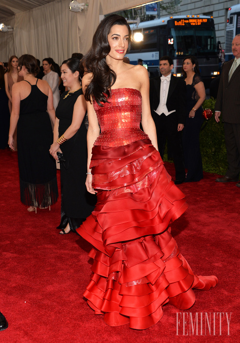 Právnička Amal Clooney stavila na červený model šiat od Maison Margiela