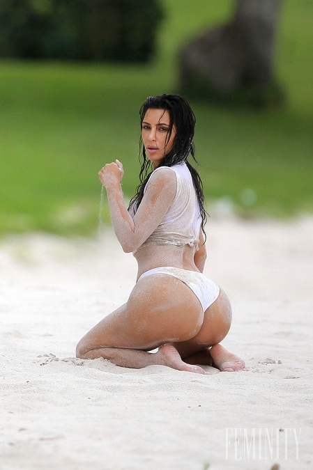 Na najnovších snímkach si nemožno nevšimnúť mega zadok Kim Kardashian