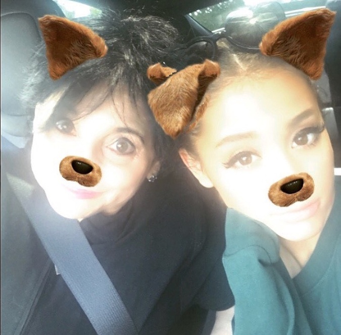 Speváčka Ariana Grande so svojou matkou radi používajú filtre