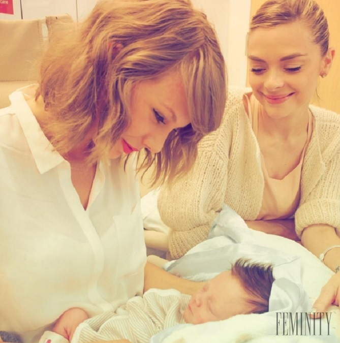 Mimochodom, krstnou mamou malého drobca je speváčka Taylor Swift
