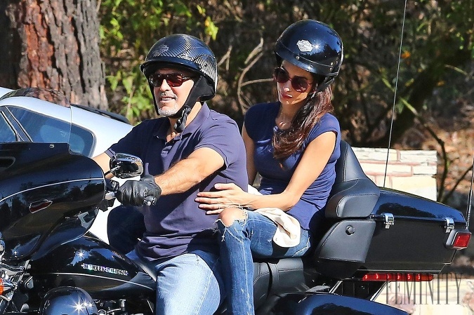 Právnička Amal Clooney spoločne s manželom Georgeom Clooneym občas vyrazia aj na výlet motorkou