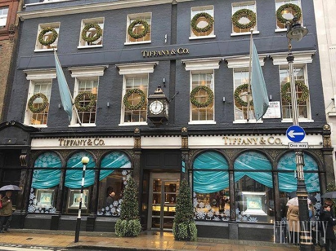 V luxusnej budove v Londýne sa nachádza butik so známymi šperkami 