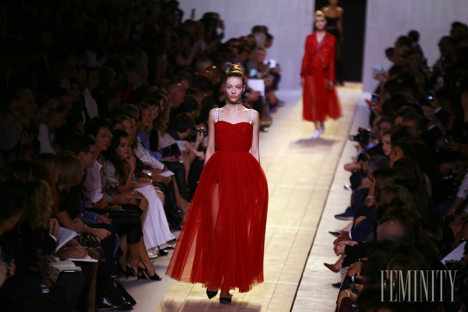 Tylové súkne boli nostným prvkom prehliadky francúzskeho domu Christian Dior