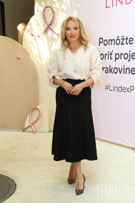 Moderátorka Veronika Cifrová Ostrihoňová zvolila midi sukňu rozšírenú do tvaru písmena A a krémový svetrík