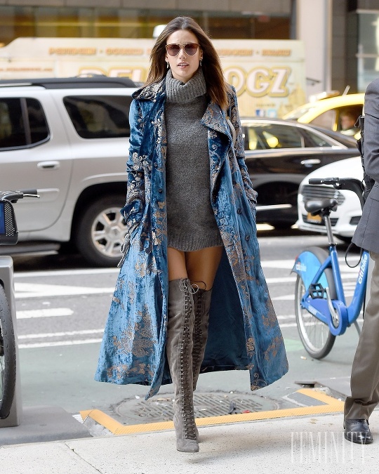 Alessandra Ambrosio skombinovala čižmy s takýmto extravagantnejším outfitom