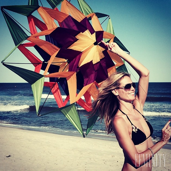 Modelka Heidi Klum a jej svieži look pobláznili celú pláž