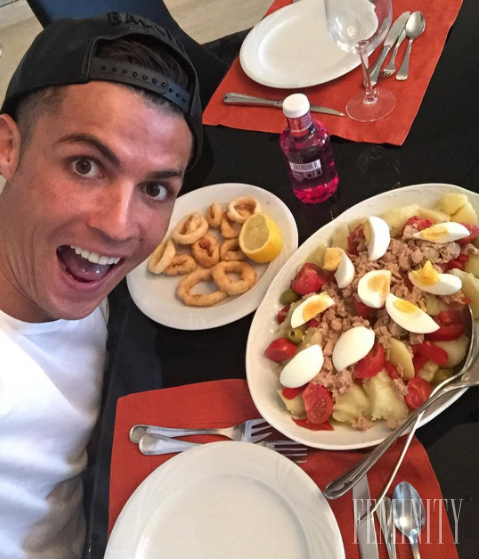 Takto sa Cristiano Ronaldo teší z výdatného obeda. 