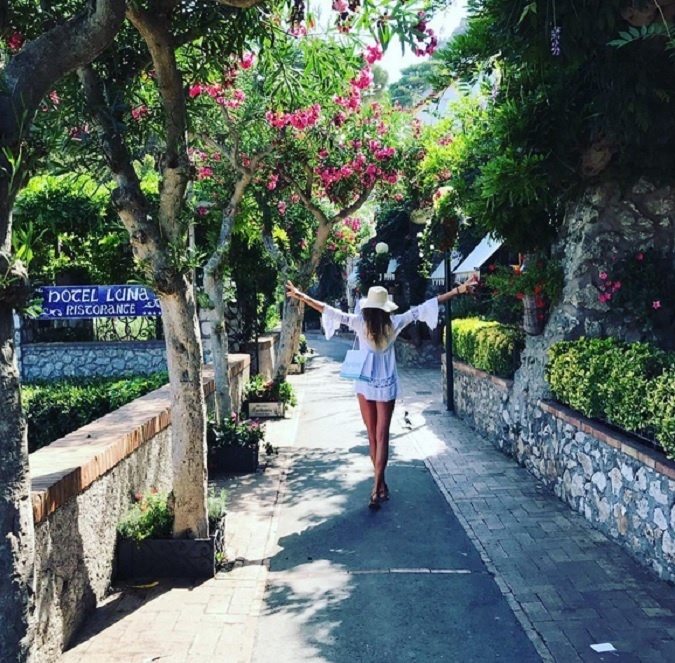 No keďže chcela Daniela určite zažiť aj pravú letnú atmosféru, zvolila si krásny taliansky ostrov Capri v čarovnej Kampánii 
