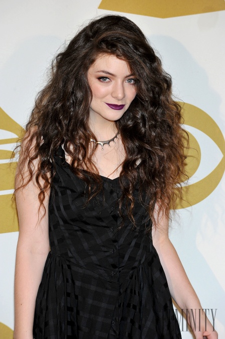 Speváčka Lorde má črty tváre staršej ženy