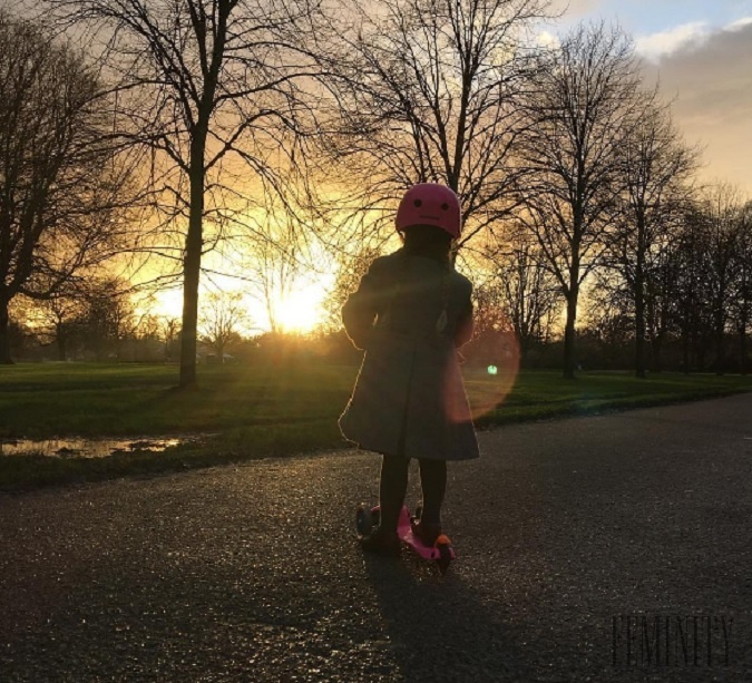 Potešenie Davidovi robí aj pohľad na jeho dievčatko ako sa kolobežkuje uličkami parkov v Londýne pri západe slnka 