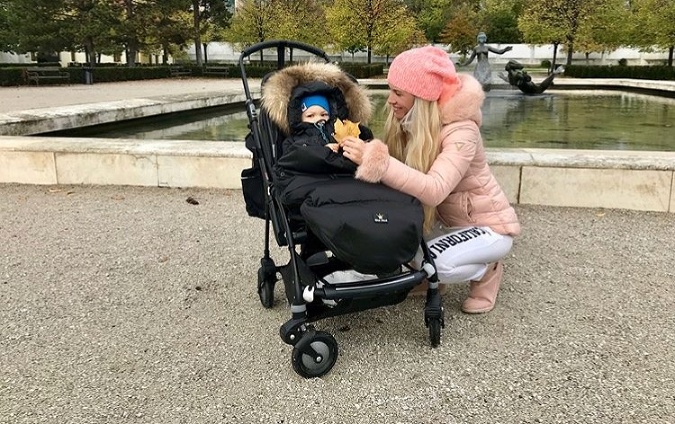 Mama Katka na prechádzke parkom