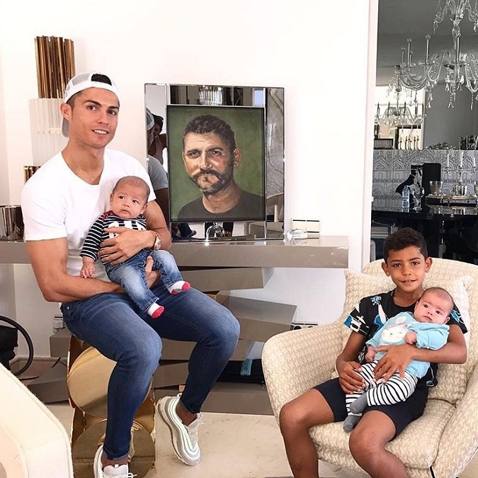 Cristiano si takto zapózoval so svojimi deťmi, Cristianom Ronaldom Juniorom a dvojičkami Mateom a Mariou