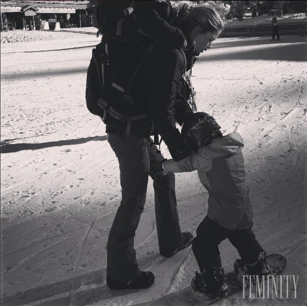 Šťastné momenty, keď učí svojho päťročného syna snowboardovať 