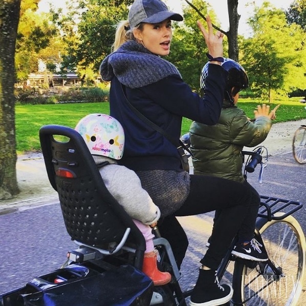 Doutzen sa so svojimi deťmi rada bicykluje po parku
